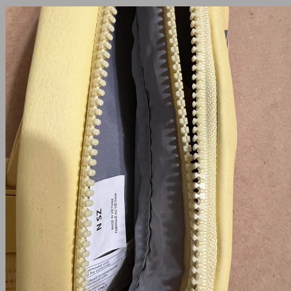 Yellow Reebok Fanny pack - Picture 3 of 3